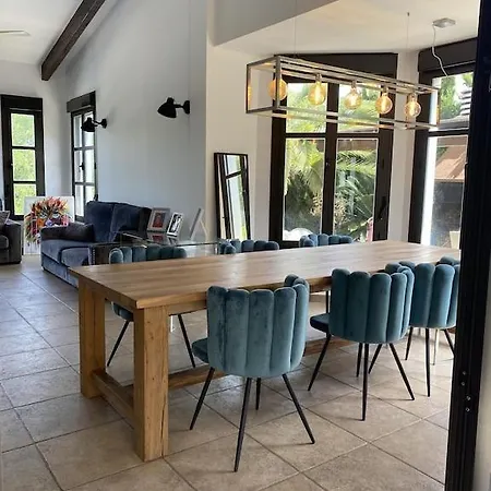 Very With Large Garden And Private Pool * 베니타첼